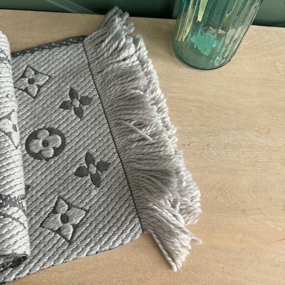 122 LOUIS VUITTON LOGOMANIA SCARF LIGHT GREY - Picture 5 of 5